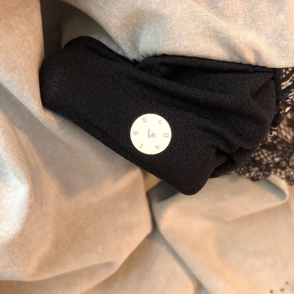 Lululemon Hit It Short 3 1/2" Black White Floral Lined Running Scalloped Edge 4 - Picture 3 of 3